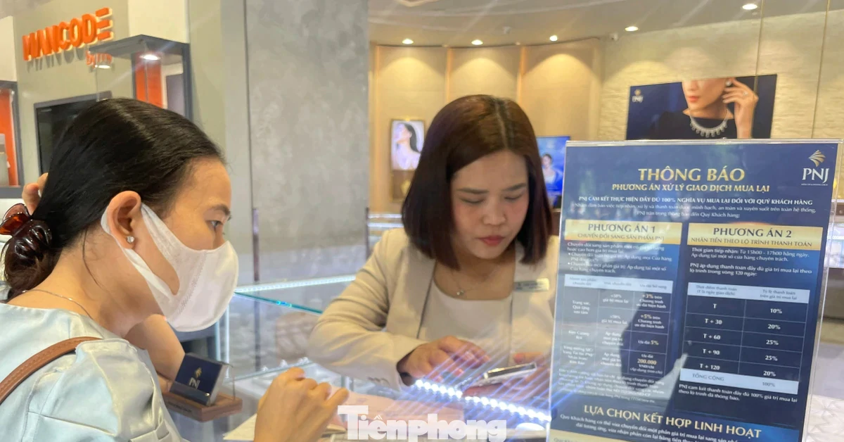 Khách hàng bán vàng tại TPHCM gặp khó khăn khi thanh toán kim cương kéo dài