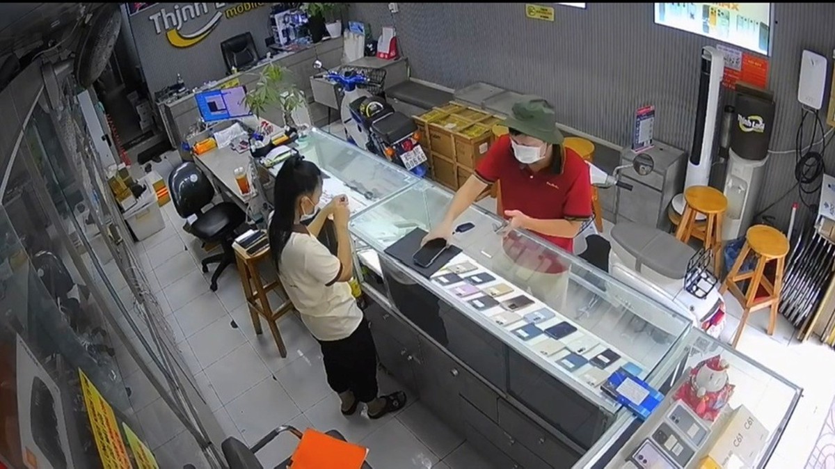Vụ cướp táo tợn tại tiệm điện thoại: Gia đình đưa Huỳnh Tấn Huỳnh SN 1998 đến đầu thú, giao nộp 2 iPhone 16 Pro Max