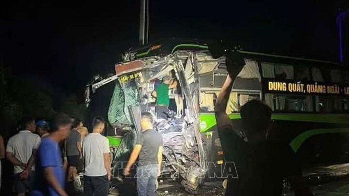 Va chạm giữa xe ben và xe ô tô khách khiến 4 người bị thương
