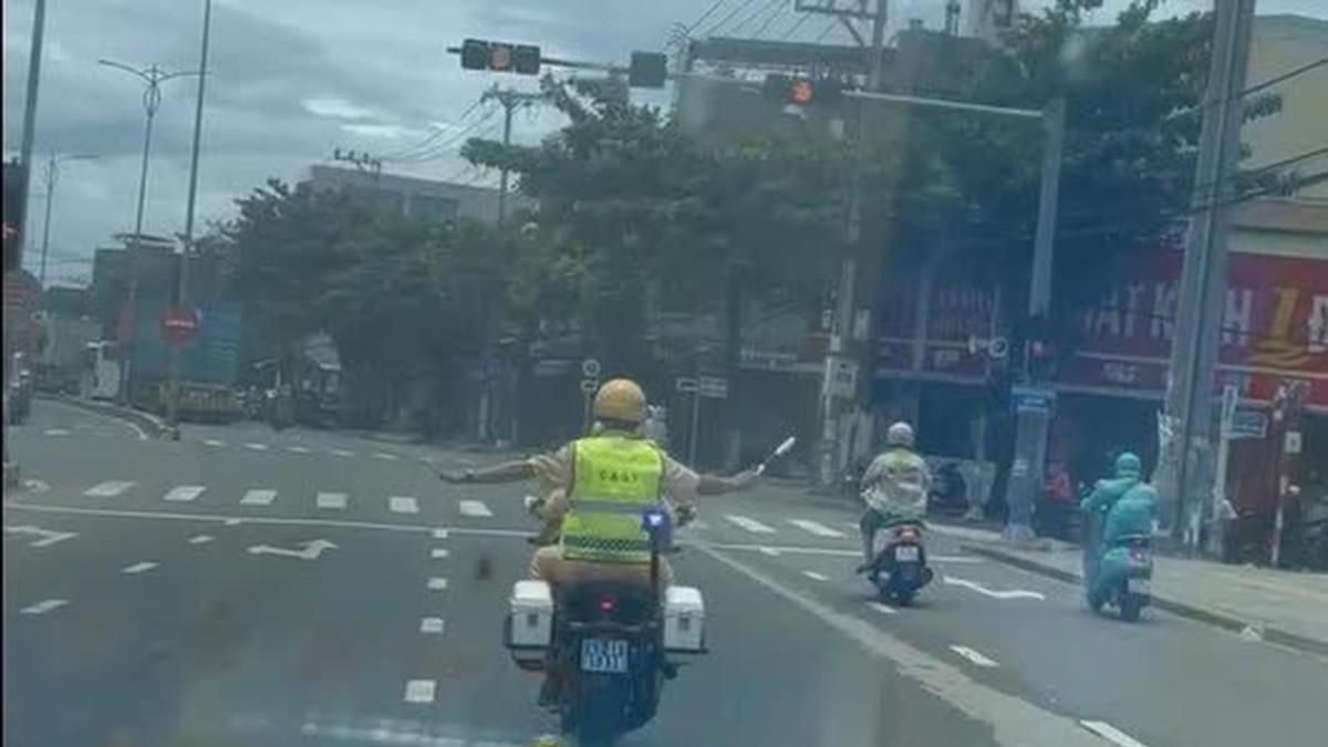 CSGT dùng xe đặc chủng mở đường đưa nạn nhân bị tai nạn giao thông nguy kịch đi cấp cứu