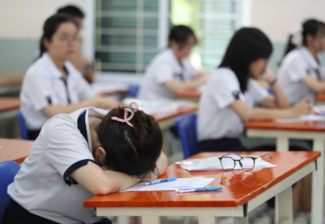Nóng: Hủy toàn bộ kết quả thi của thí sinh mang điện thoại vào phòng thi tại 1 địa phương, xem xét trách nhiệm cán bộ coi thi
