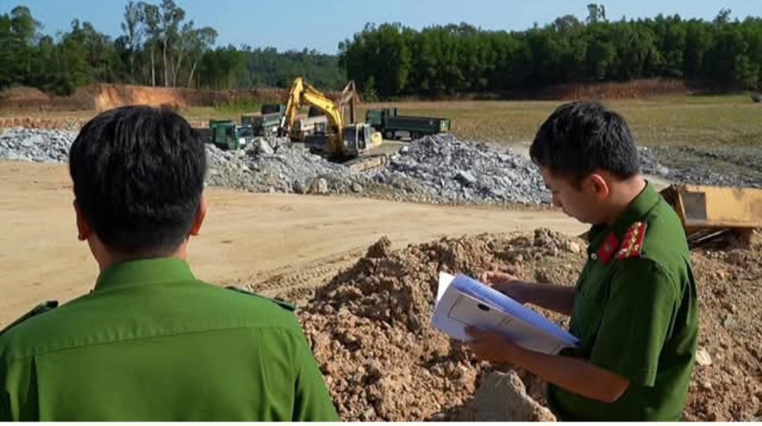 Thu lợi bất chính từ khai thác mỏ đất, Chủ tịch HĐQT cùng giám đốc một công ty ở Quảng Ngãi bị khởi tố