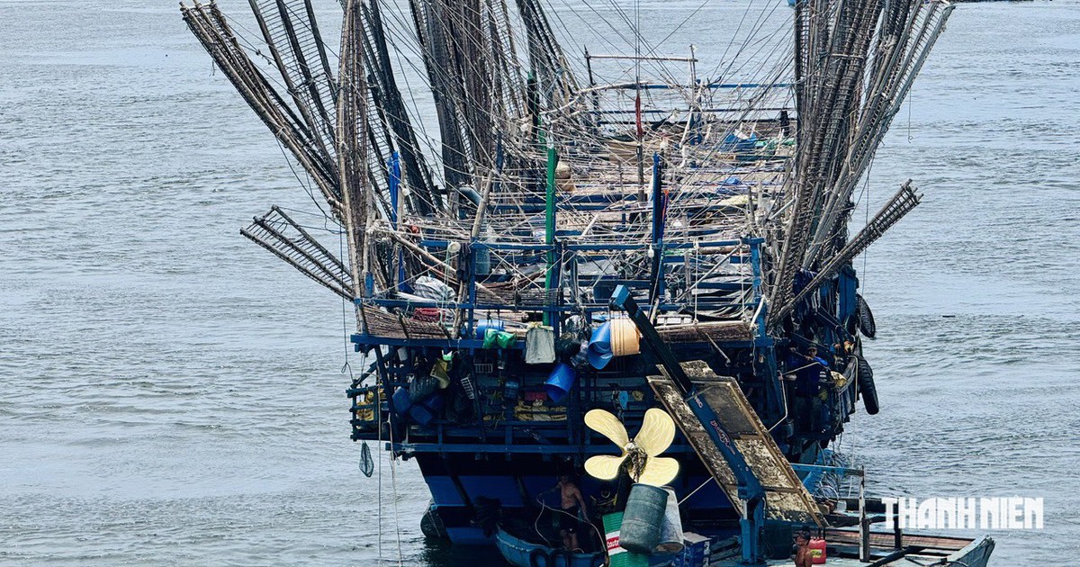 Tàu cá Quảng Ngãi rơi bánh lái khi tránh giông lốc ở Trường Sa