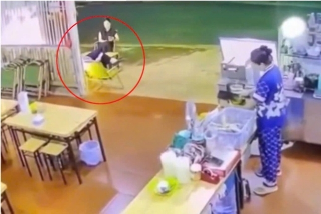 Góc camera khác vụ cựu cán bộ thuế bị ám sát với 5 phát súng ở Đắk Lắk, sự kỳ lạ của những người có mặt