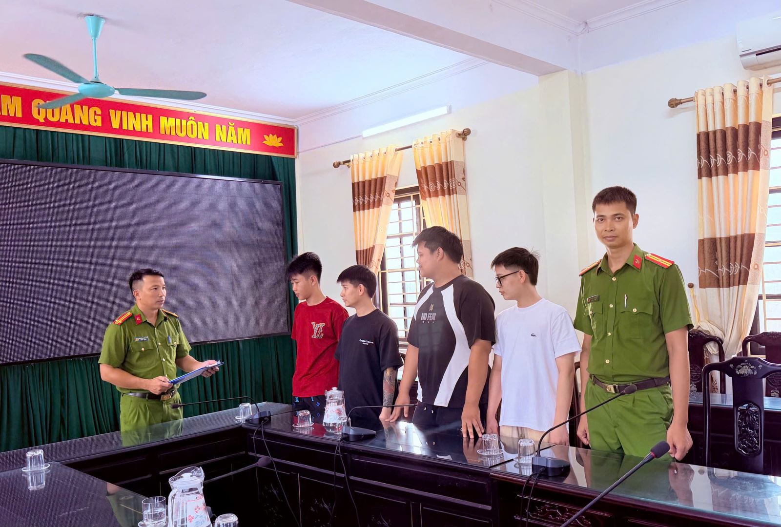 Công an điều tra 117 tài khoản ngân hàng của 56 cá nhân: Khám xét, bắt giữ 4 nam thanh niên