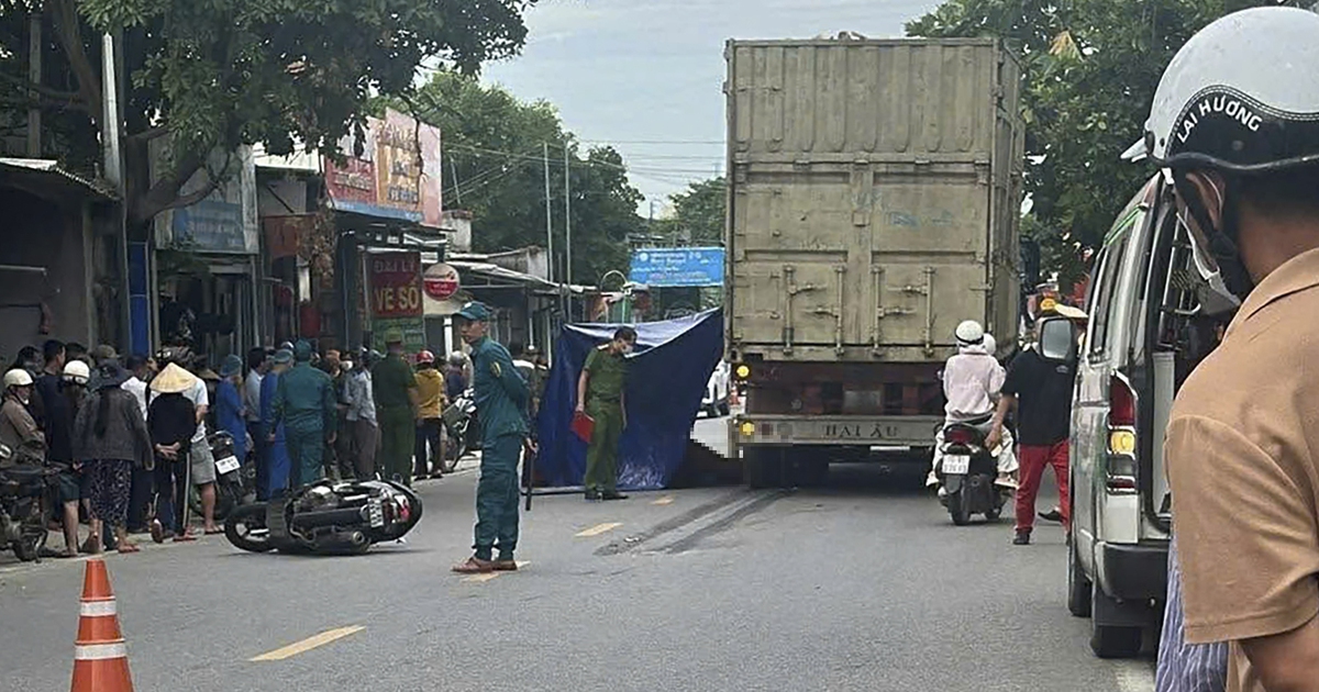 Va chạm giữa 2 xe máy và xe đầu kéo, người phụ nữ tử vong tại chỗ