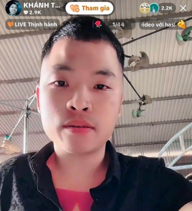 Khánh Sky và Hồ Văn Khoa đối mặt nhiều tội danh vì đến nhà Vua Quạt livestream chửi bới, thách thức