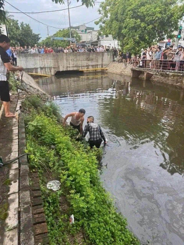 02-1785679688-nguon-con-vu-nam-cong-nhan-tu-vong-duoi-ho-nuoc-khi-tan-ca-bi-an-chiec-o-to-am-tham-roi-hien-truong