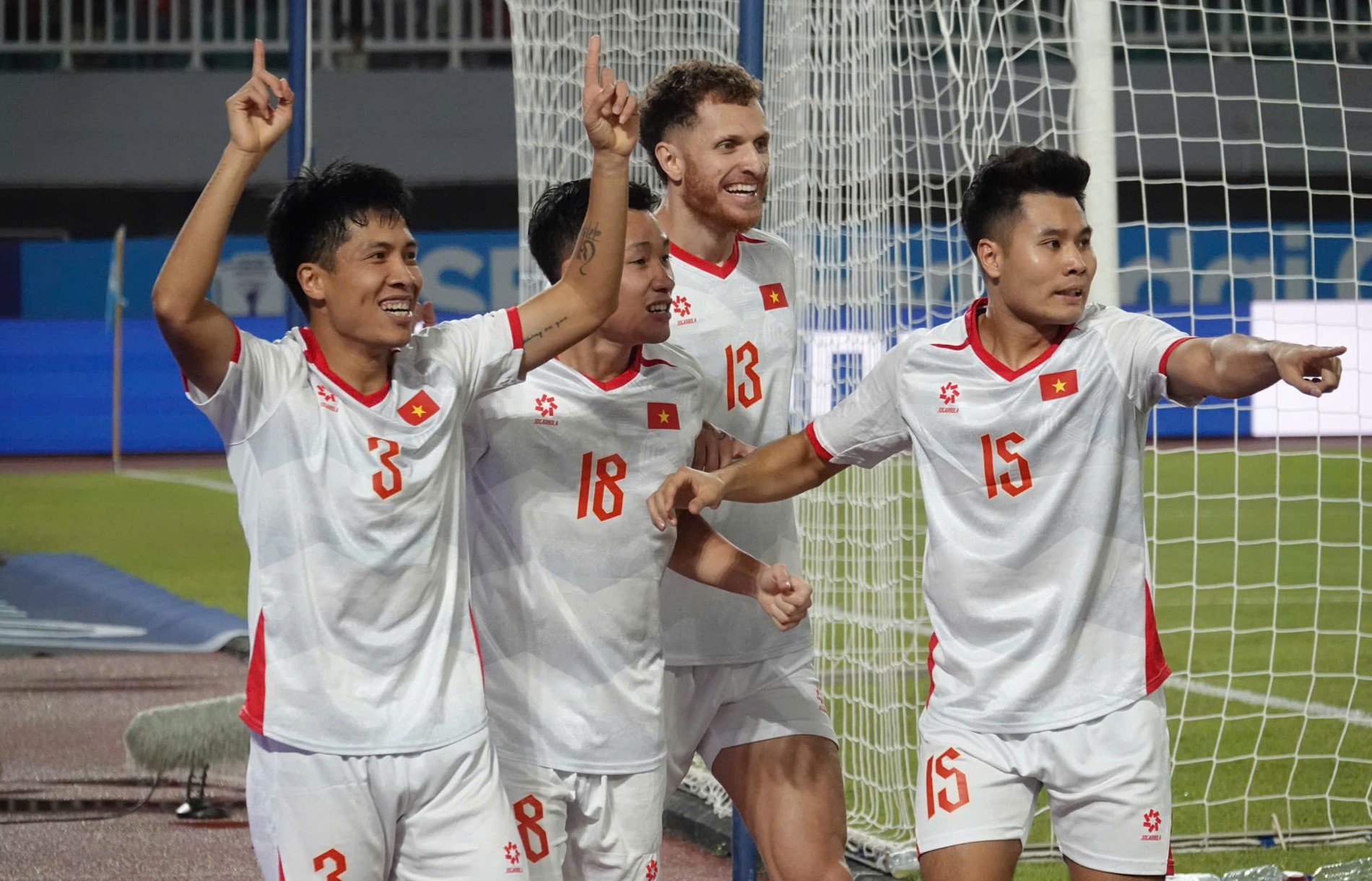 03-1785771316-tuyen-viet-nam-thang-tung-bung-tren-san-indonesia-chiem-ngoi-dau-bang-a-asean-cup-2026