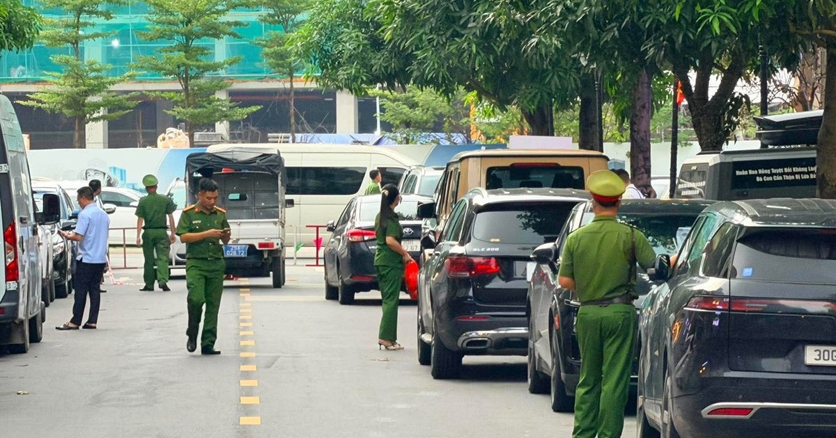 Lực lượng công an xuất hiện tại nhà “Huấn Hoa Hồng” ở Hà Nội