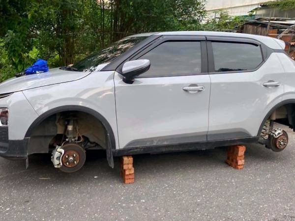 Đỗ xe qua đêm ở khu đô thị, sáng ra chủ xe tá hỏa phát hiện mất 2 bánh