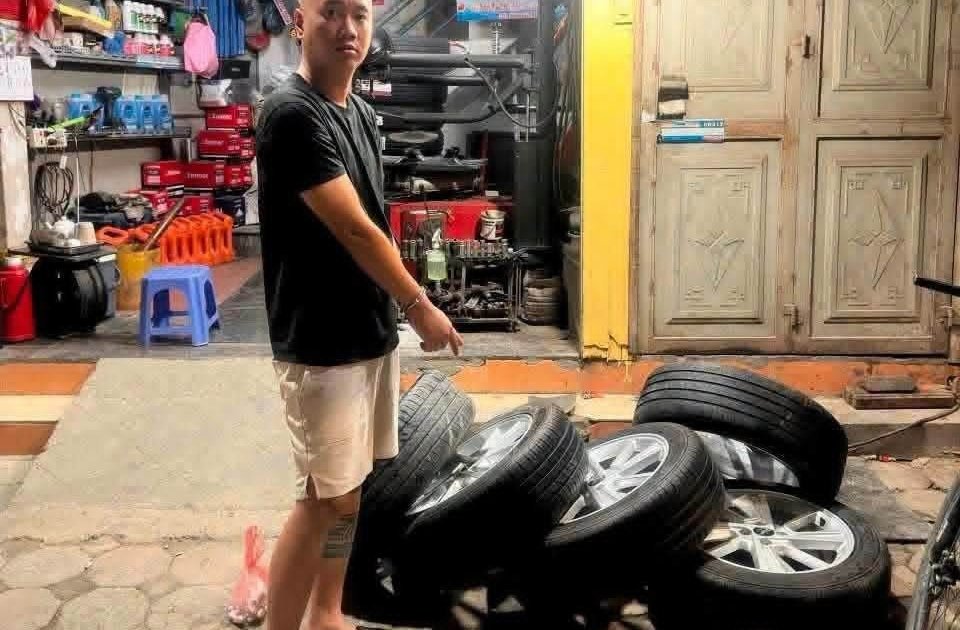 Bắt giữ kẻ kê gạch, tháo trộm 2 bánh ô tô đỗ qua đêm trong khu đô thị ở Hà Nội