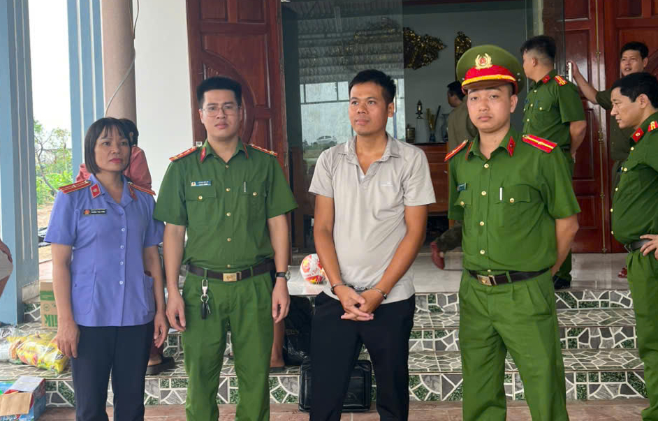 Bắt tạm giam người đàn ông nhận chiếc điện thoại 19 triệu đồng của shipper nhưng không trả tiền