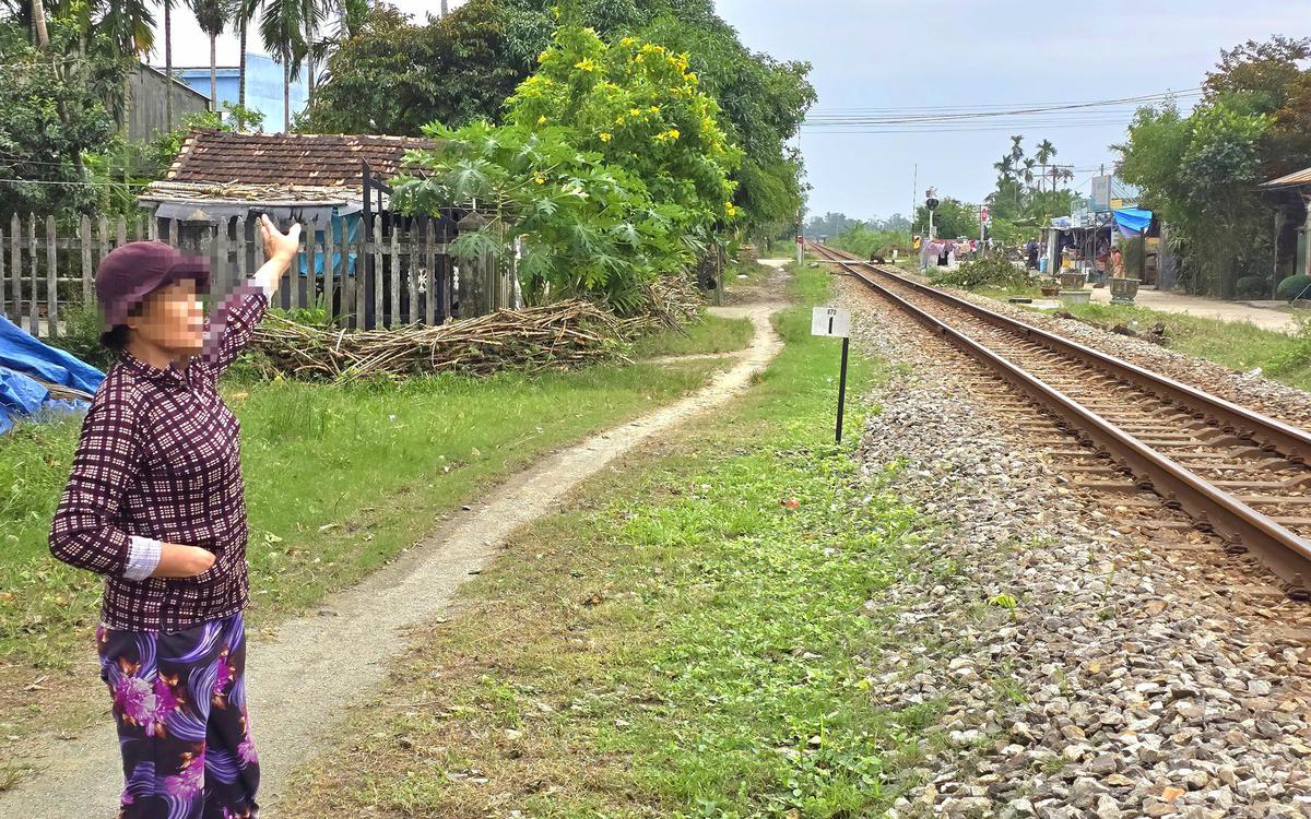 Đứng bên trong khổ giới hạn đường sắt, người đàn ông bị tàu hàng tông tử vong