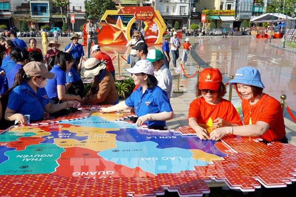 Quảng Ngãi: 8.100 lá cờ Tổ quốc tạo nên hình hài đất nước