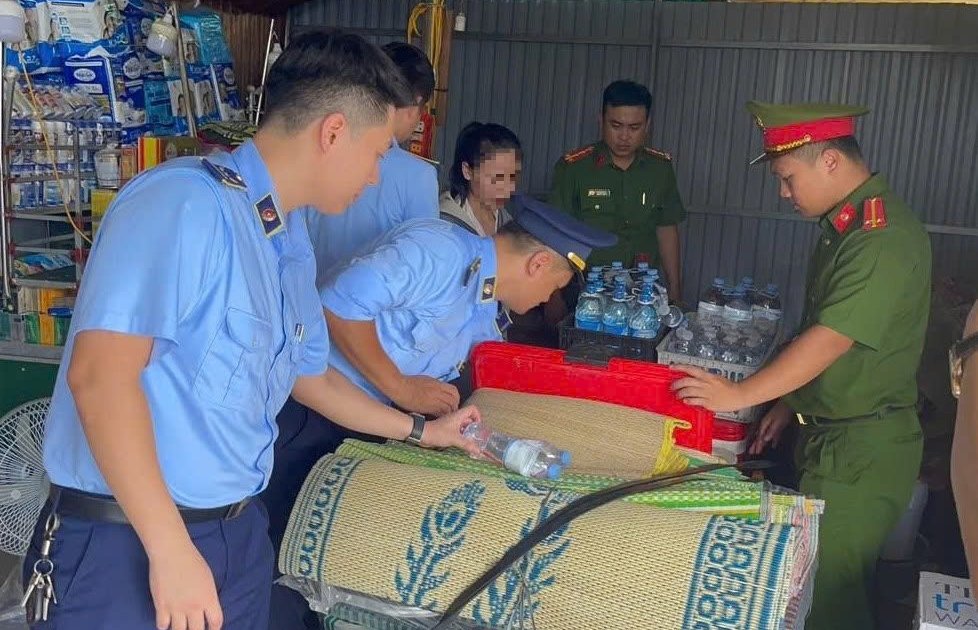 Tự đóng nước lọc vào vỏ chai nhãn hiệu nổi tiếng để bán cổng bệnh viện, một phụ nữ bị xử lý