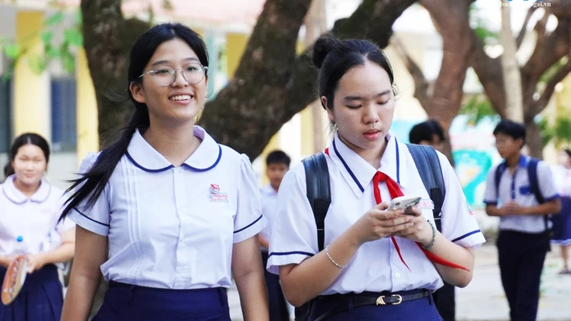 Học sinh các lớp 1, 9 và 12 tựu trường vào ngày 24/8