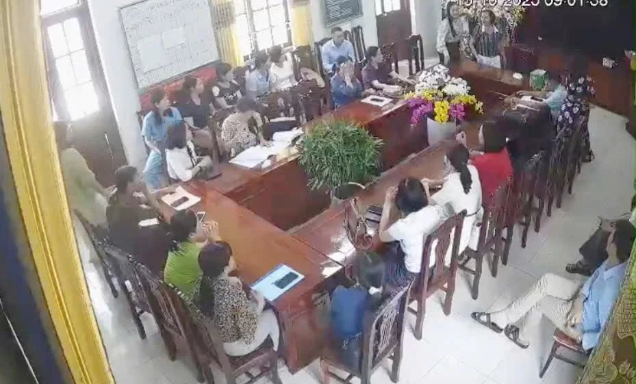 Hiệu trưởng đập bàn, ném cốc giữa cuộc họp: Sở GD&ĐT lên tiếng