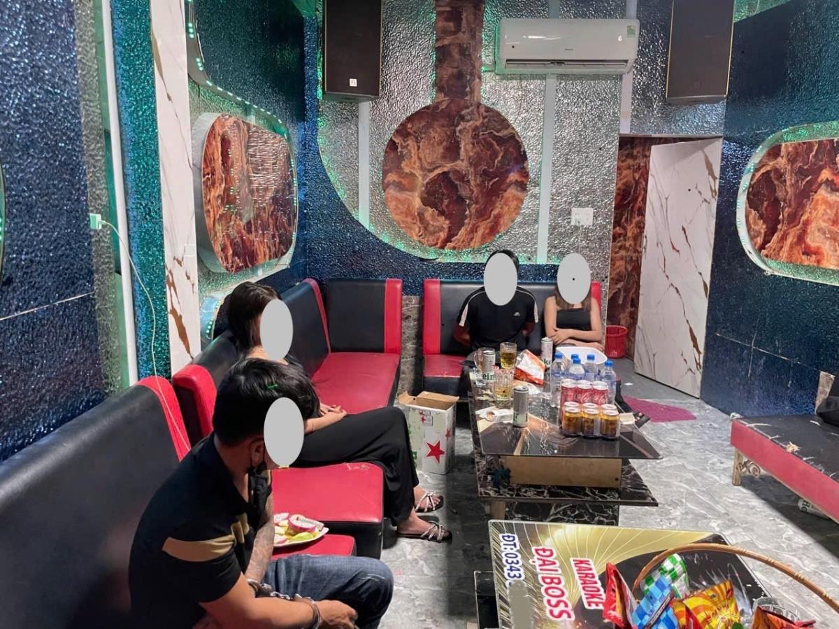 Quảng Ngãi: Bắt quả tang nhóm ‘con nghiện’ quẩy trong quán karaoke