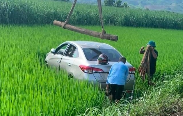 Tài xế tử vong sau khi ô tô lao xuống ruộng, hé lộ diễn biến bất thường trước đó