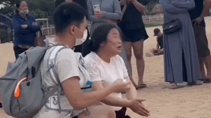 Cha mẹ người Trung Quốc khóc nghẹn tìm con trai bị sóng cuốn trôi ở Tuy Hòa
