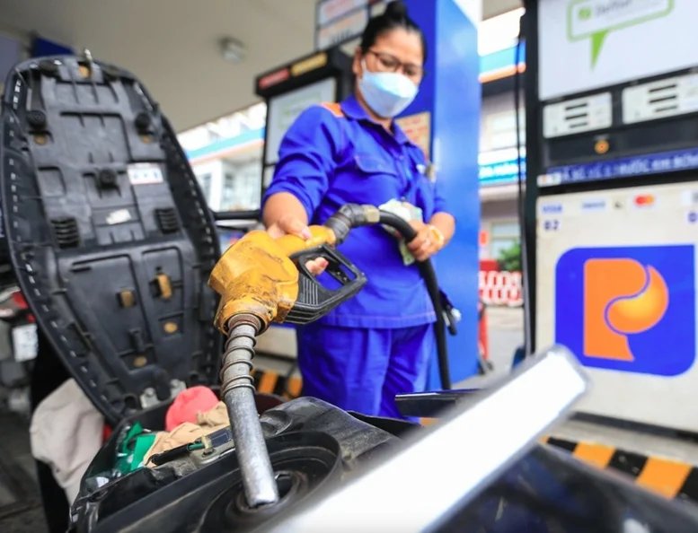 Giá xăng dầu đồng loạt tăng mạnh, dầu diesel tăng hơn 1.300 đồng/lít