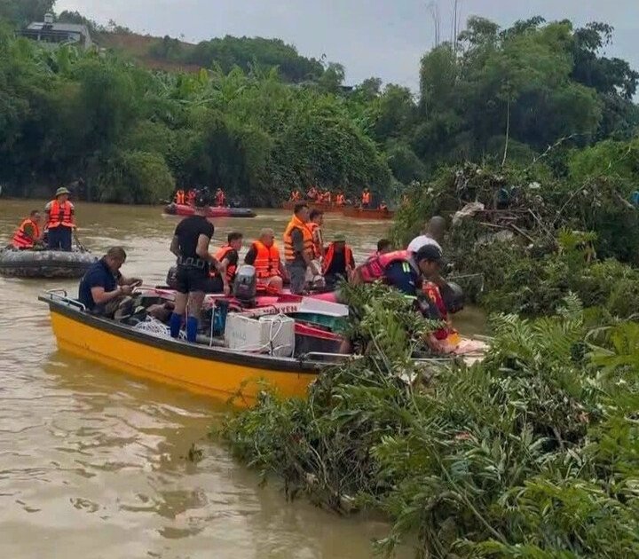 Vụ lật thuyền chở 4 người: Tìm thấy thi thể nạn nhân đầu tiên, cách hiện trường khoảng 50m