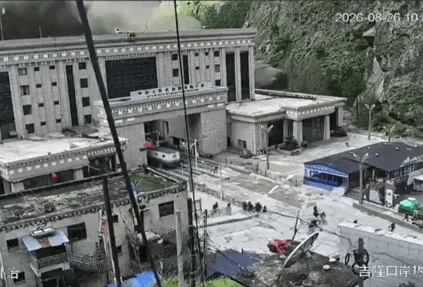 Clip lũ quét cuồn cuộn như “sóng thần” tràn qua cửa khẩu: Ít nhất 157 người thiệt mạng, hàng trăm người mất tích