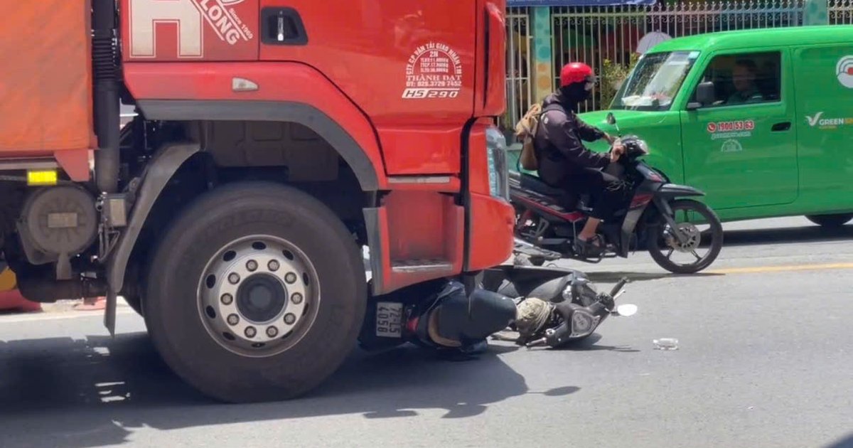 TPHCM: Xe máy biến dạng dưới gầm xe tải, đôi nam nữ tử vong tại chỗ