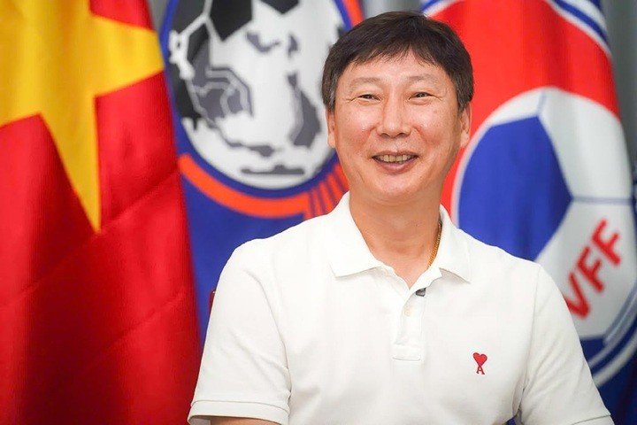 HLV Kim Sang-sik tiết lộ: “Vợ khuyên ở lại Việt Nam, nhưng giá nhà cao quá, tôi không mua được”