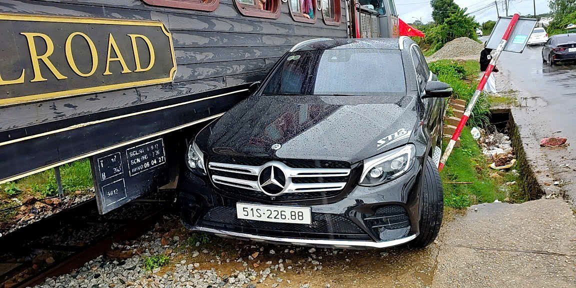 Ô tô Mercedes bất ngờ chết máy trên đường sắt, bị tàu du lịch tông trúng