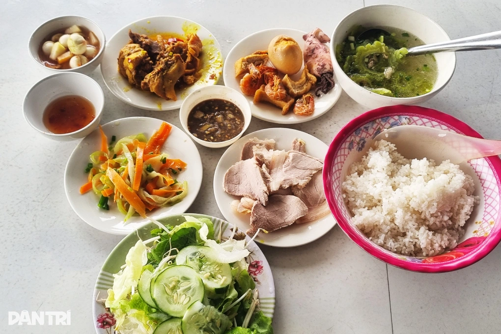 Phần cơm giá 35.000 đồng gây tranh cãi… vì quá rẻ