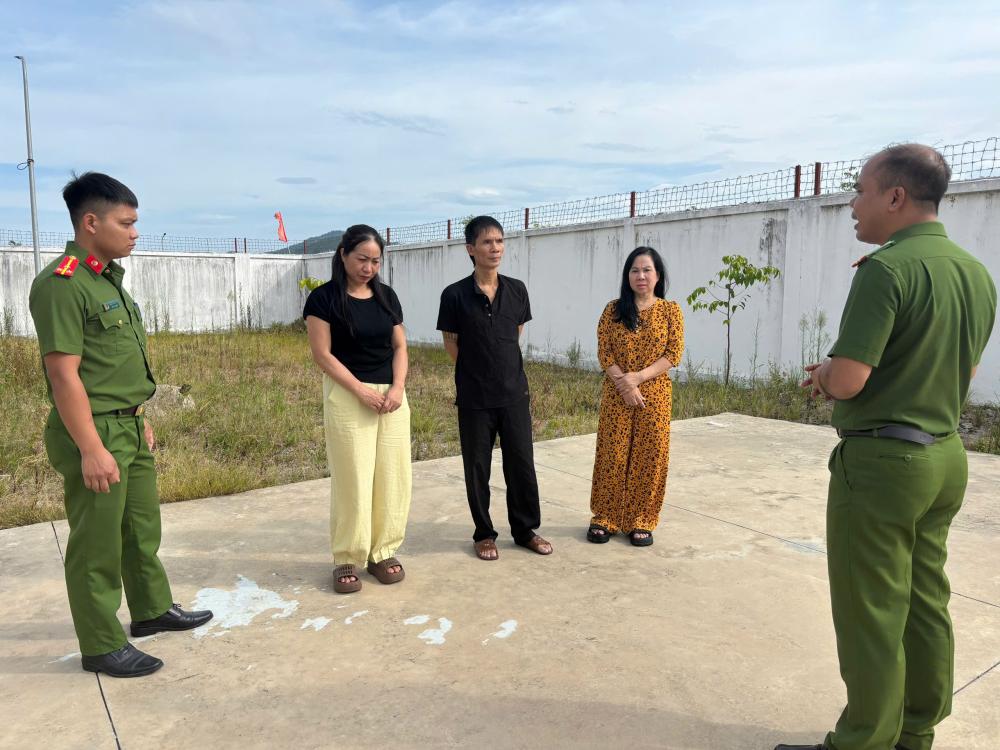 Nhiều tổ công tác đồng loạt vây ráp, khám xét, bắt Nguyễn Thị Thúy SN 1982 liên quan 82 tỷ đồng - Ảnh 1.