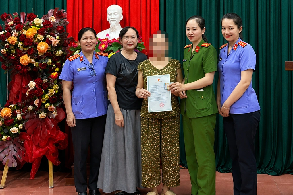 Bà lão 71 tuổi lần đầu được cấp giấy khai sinh, căn cước