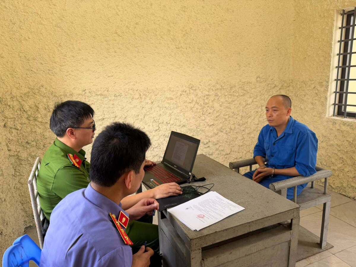 Bị Khánh ‘Sky’ chửi bới, vì sao ‘Vua Quạt’ vẫn bị khởi tố?
