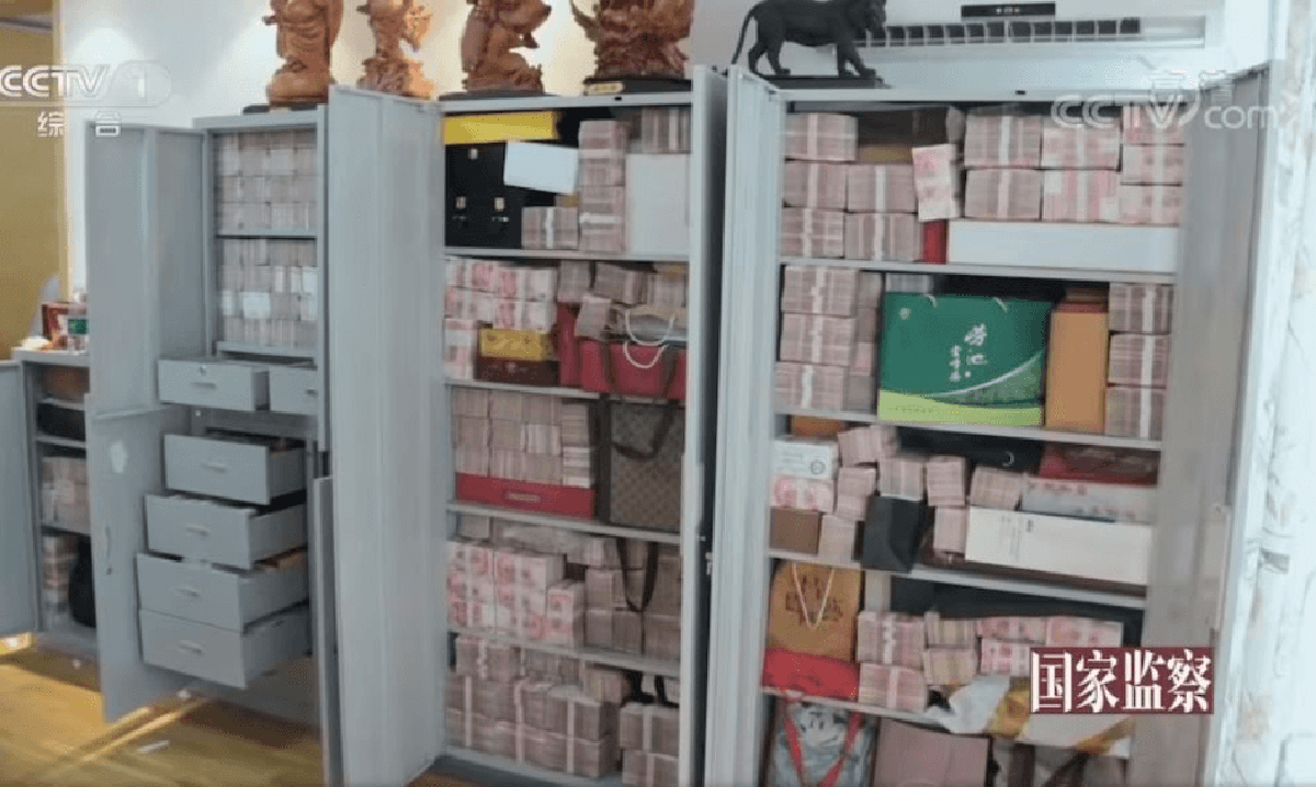 Tịch thu vàng và gần 780 tỷ đồng tiền mặt xếp chồng như kệ siêu thị của “tham quan tài chính”