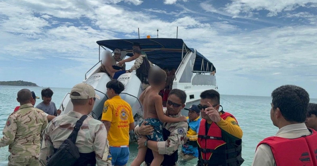 Đi mô tô nước bị lật, ba bố con người Pháp sống sót thần kỳ sau 16 tiếng trôi dạt trên biển