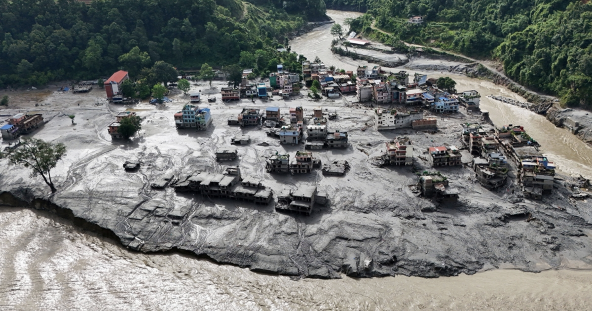 Tảng băng to bằng 28 sân bóng “trên trời rơi xuống” gây lũ quét tử thần ở Nepal