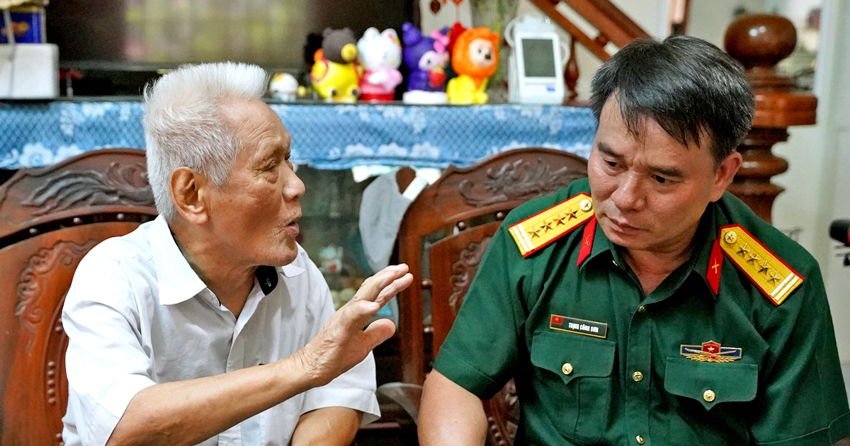 Bộ CHQS tỉnh Quảng Ngãi gặp y sĩ 96 tuổi có cuốn sổ ghi tên 181 liệt sĩ