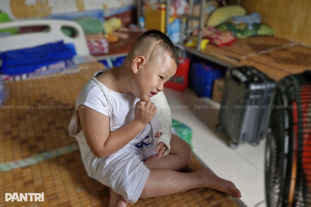 Cha mẹ ngừng chữa bệnh để dành tiền cứu con