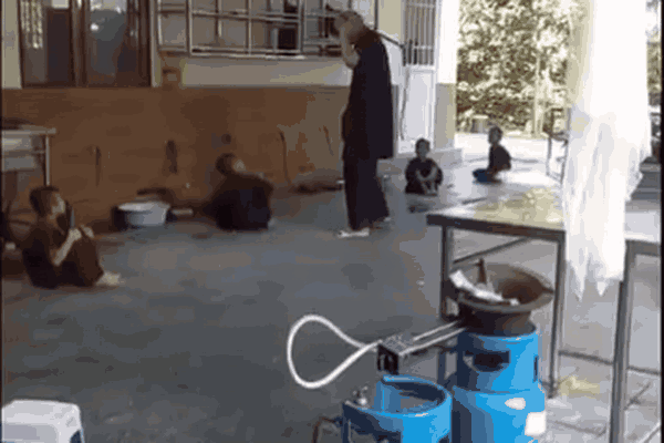 Phẫn nộ cảnh người đàn ông đánh đập cháu bé dã man ở chùa Bầu, Phú Thọ