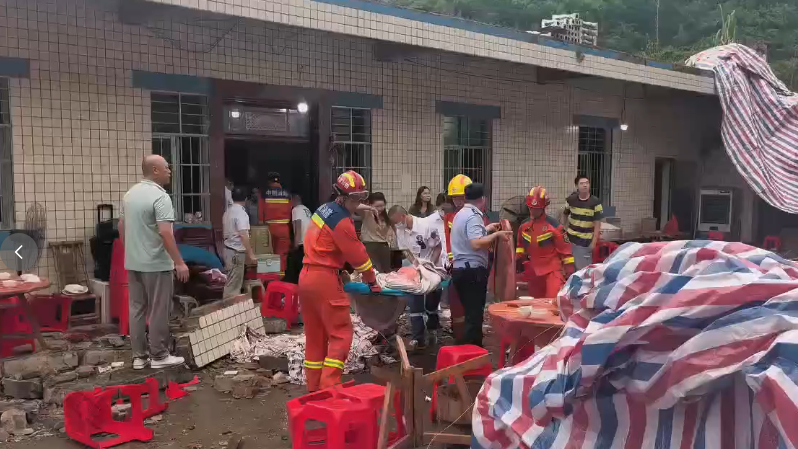Tiệc mừng con đỗ đại học bỗng biến thành thảm kịch: Bức tường bất ngờ đổ sập, 5 người thiệt mạng, 17 người bị thương