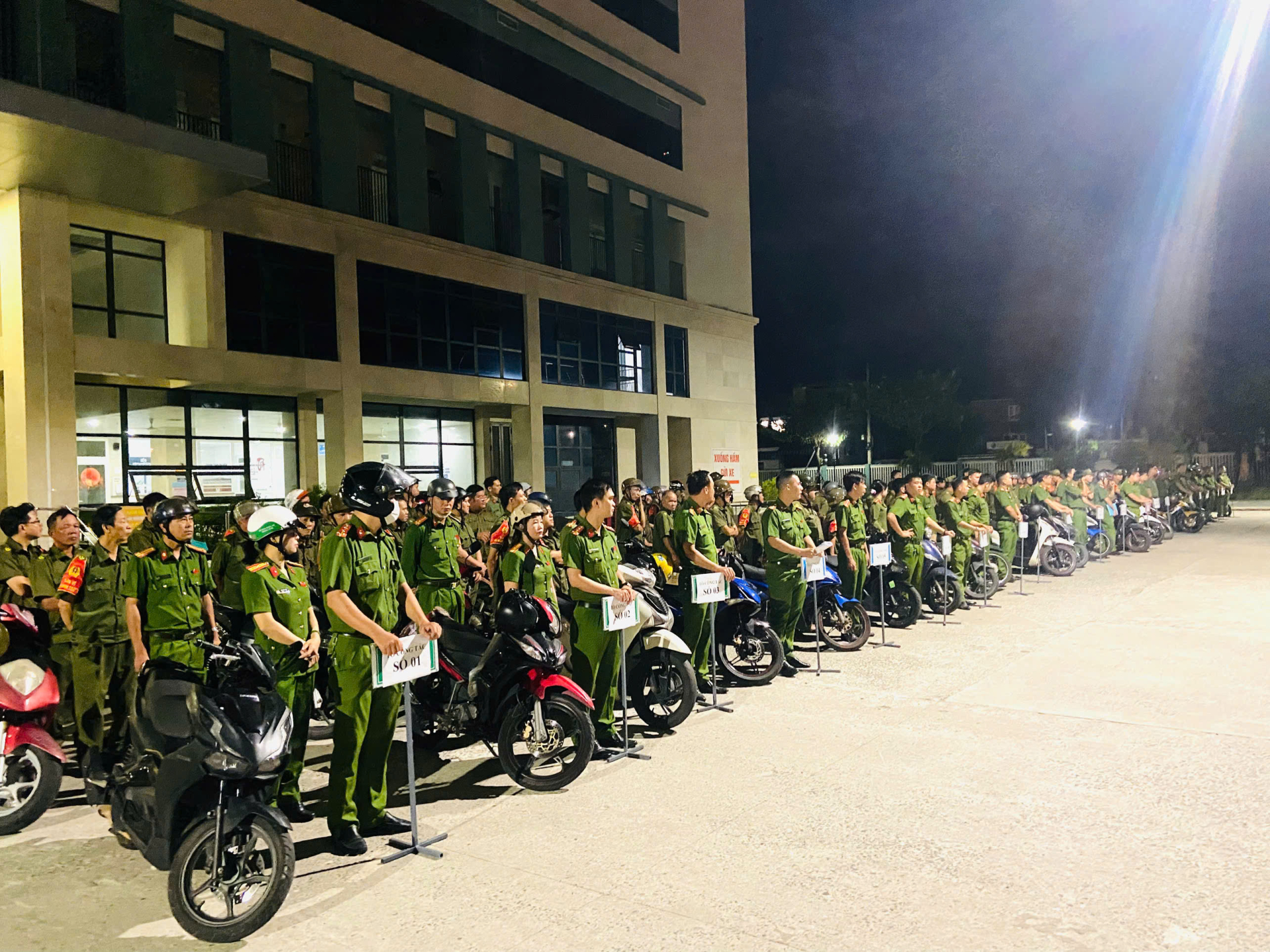 Hơn 300 công an đồng loạt kiểm tra tại các khu dân cư lúc sáng sớm