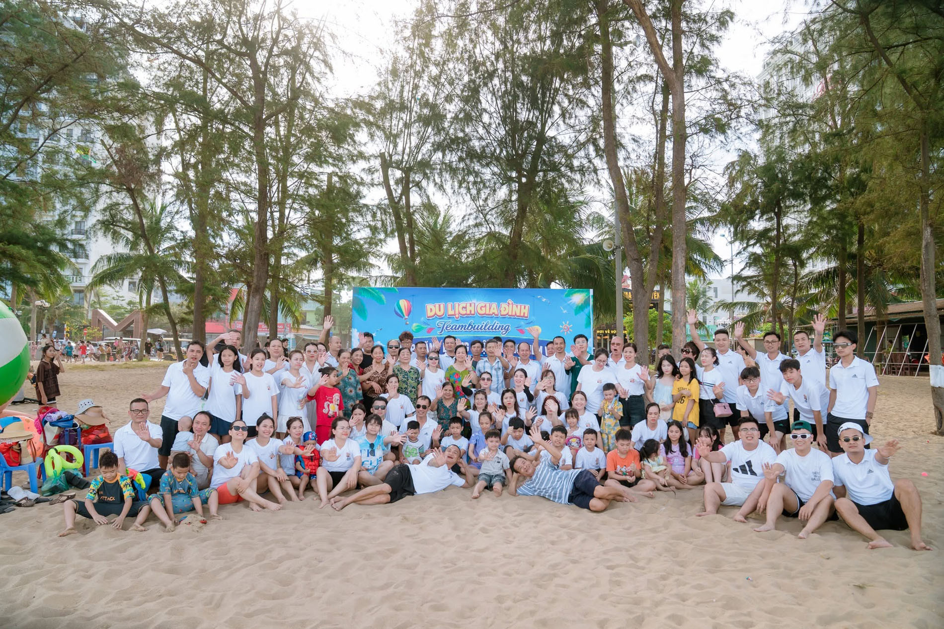 Đại gia đình 100 người ở Hà Nội góp 300 triệu đi du lịch, thuê 30 phòng ngủ, mỗi bữa ăn 12 mâm - Ảnh 1.