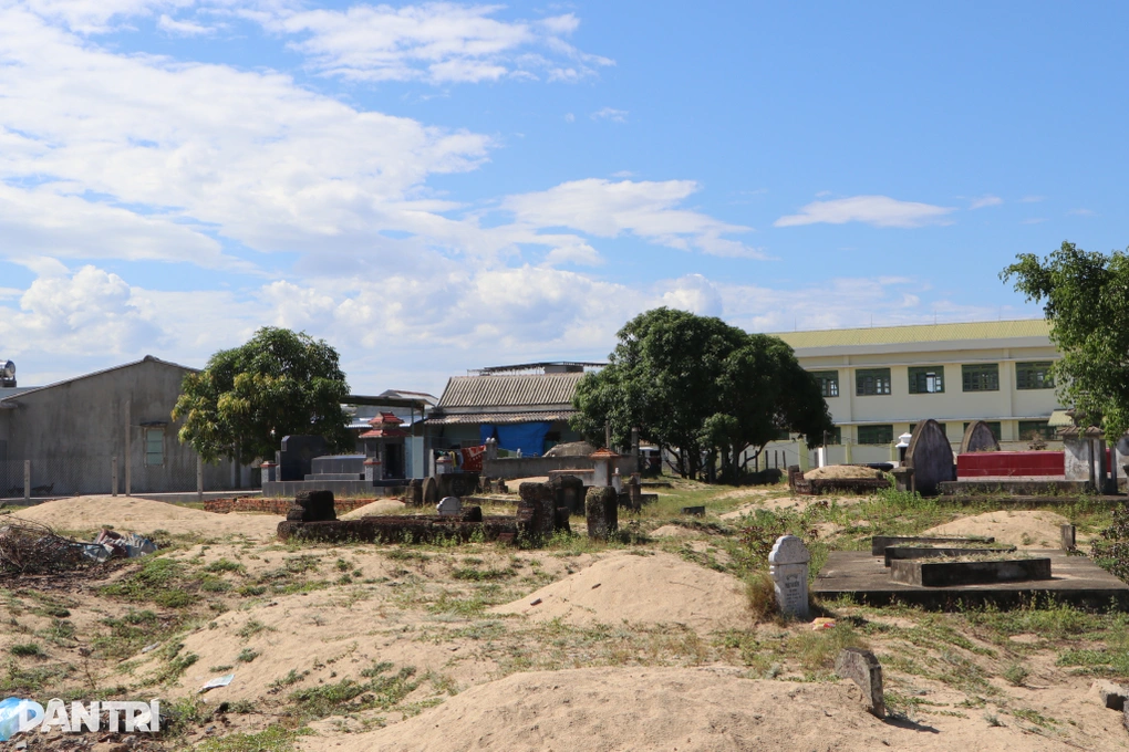 Hơn 20.000 ngôi mộ “bao vây” xóm làng