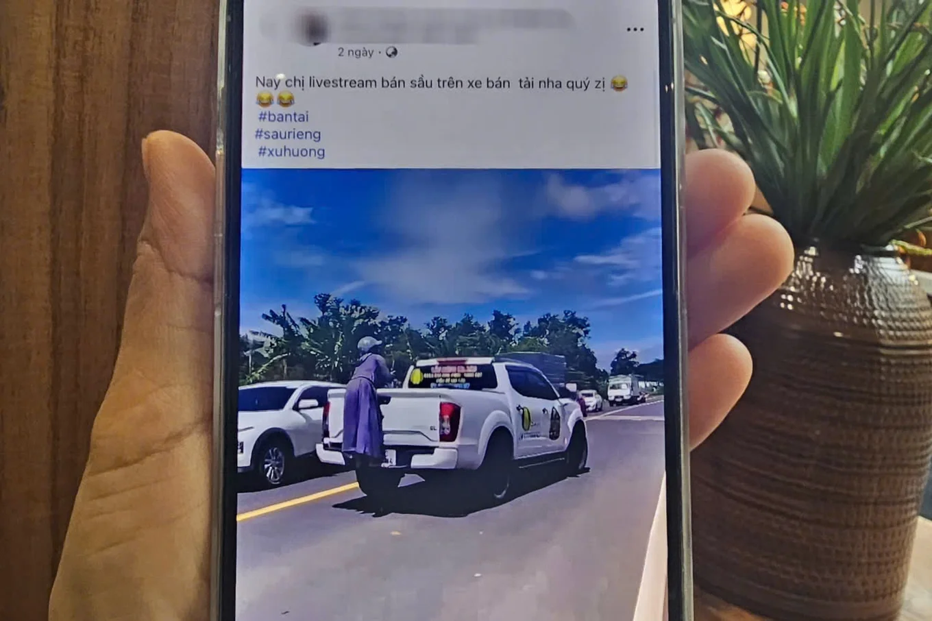Thực hư người phụ nữ đu bám ô tô để livestream bán sầu riêng