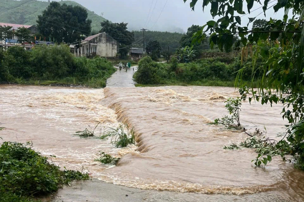 Nước cuồn cuộn nhấn chìm cầu tràn, hàng trăm hộ dân bị chia cắt