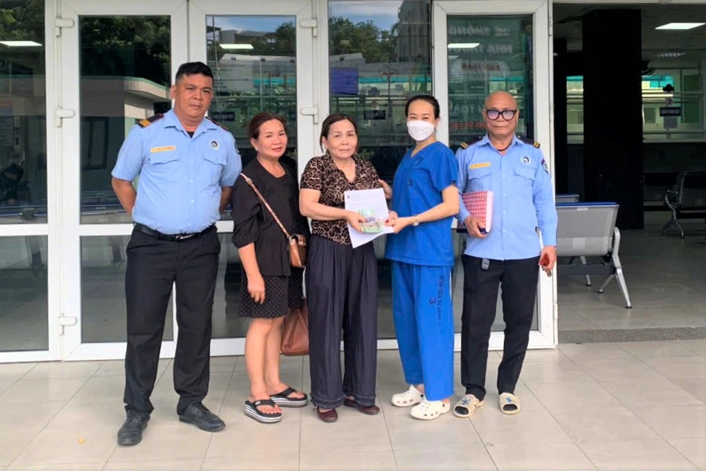 Người phụ nữ đánh rơi bọc giấy chứa tiền chữa bệnh cho mẹ