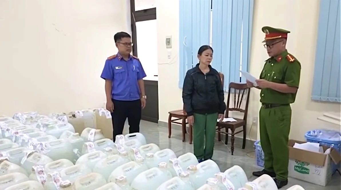 Pha cồn với nước lã để làm rượu bán, một phụ nữ ở Quảng Ngãi bị khởi tố