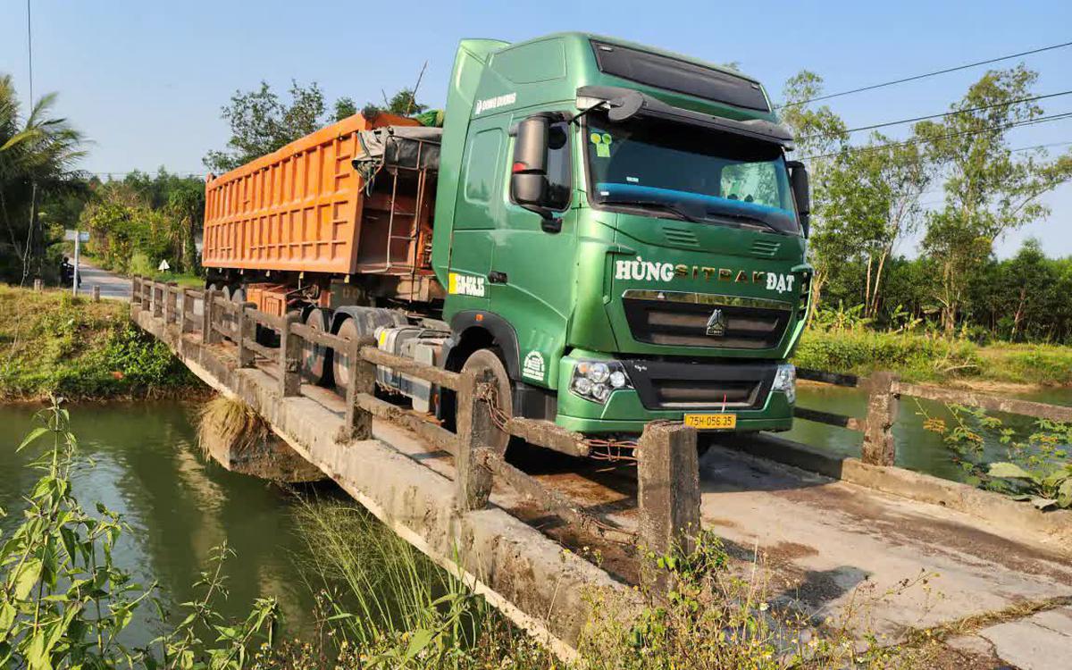 Quảng Ngãi: Cầu tải trọng thấp xây dựng hơn 30 năm gánh đoàn xe tải, đầu kéo